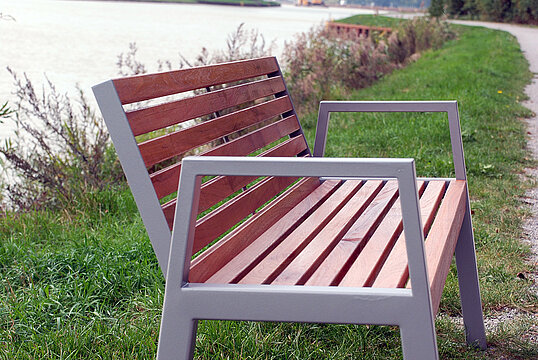Seat Offenburg with timber seat base