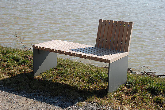 Seat Düsseldorf with timber seat base