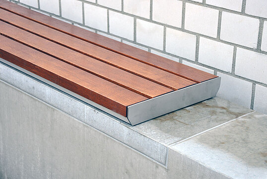 Wall top seating Aurich