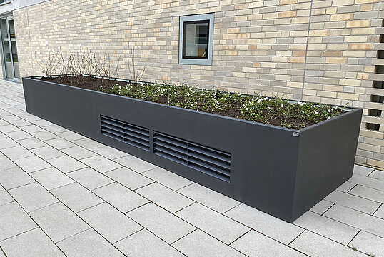 Ventilation shaft cover with plant cover and drainage