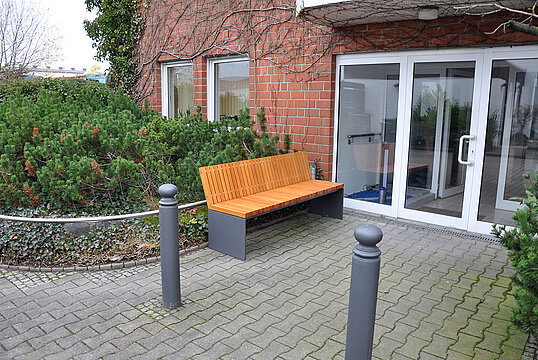 Seat Düsseldorf with timber seat base