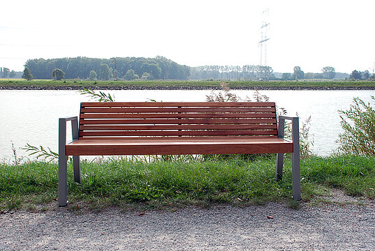 Seat Offenburg with timber seat base