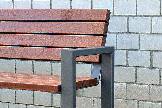 Sitzbank Tulln mit Holzauflage