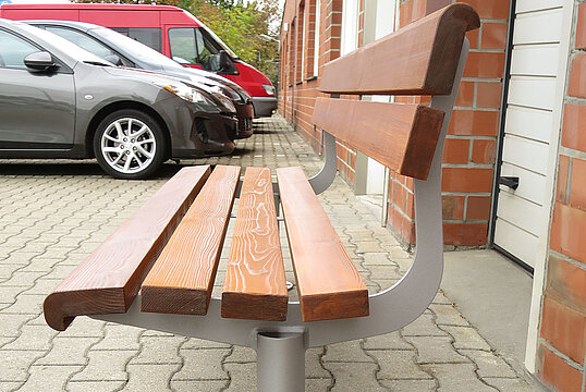 Seat Delmenhorst with timber seat base