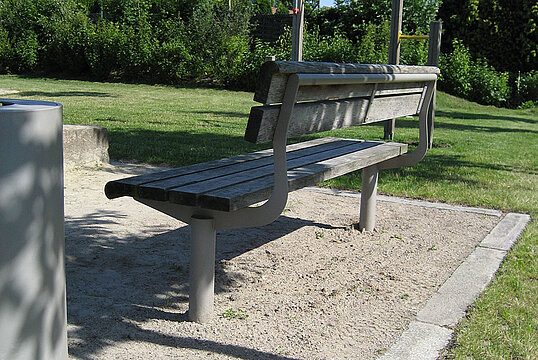 Seat Delmenhorst with timber seat base
