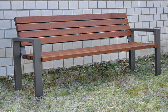 Sitzbank Tulln mit Holzauflage