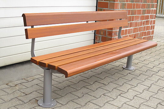 Seat Delmenhorst with timber seat base
