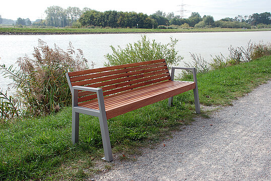 Seat Offenburg with timber seat base