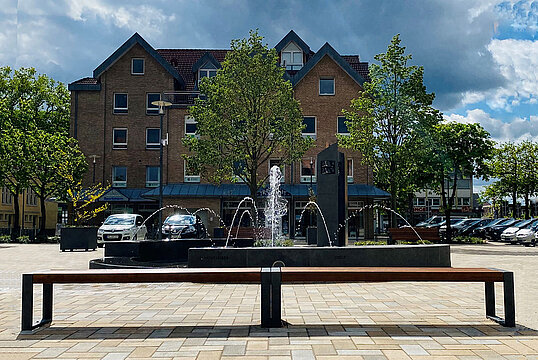 Hövelhof, Hövelmarkt - Hockerbank mit Holzauflage Cubo