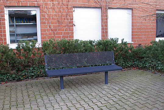 Seat Aurich GB with steel seat base