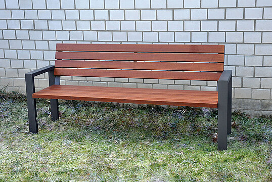 Sitzbank Tulln mit Holzauflage