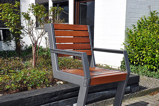 Chair Henne with timber seat base