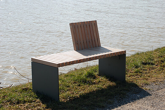 Seat Düsseldorf with timber seat base