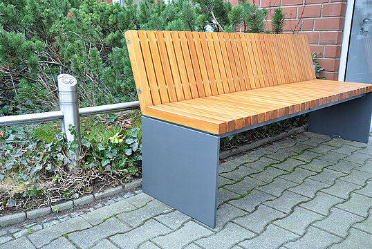 Seat Düsseldorf with timber seat base