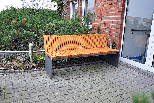Seat Düsseldorf with timber seat base