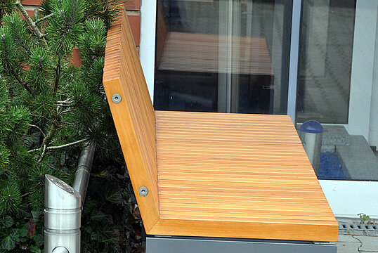 Seat Düsseldorf with timber seat base