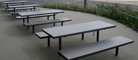 Sitzbänke für Schulhöfe