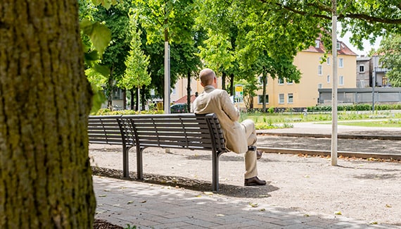 Des bancs invitent à s'asseoir