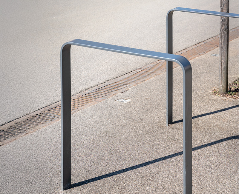 Aménagement sans barrières et mobilier urbain fonctionnel